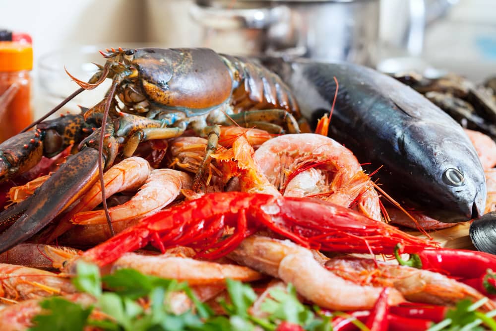 Frutos do mar frescos — lagosta, camarões e peixe