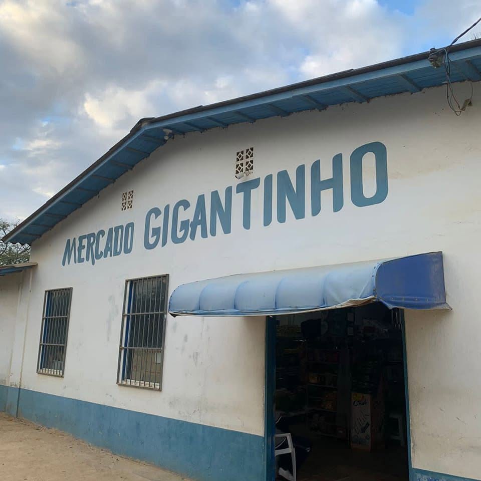 Fachada branca com detalhes azuis do Mercado Gigantinho, mercearia da comunidade de Sítio Novo em Imaruí, às margens da SC-437, ponto de abastecimento a 900 metros do PIER8